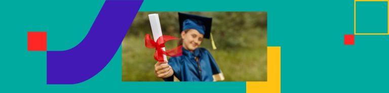 Estudante de escola bilíngue segurando um diploma toefl