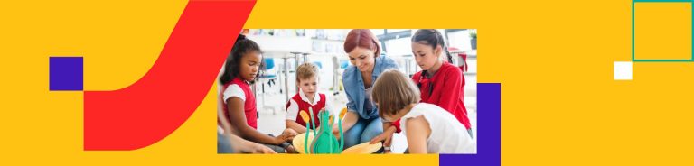 Professora e alunos usando recursos didáticos impressos e digitais em uma aula de inglês de escola parceira do Edify