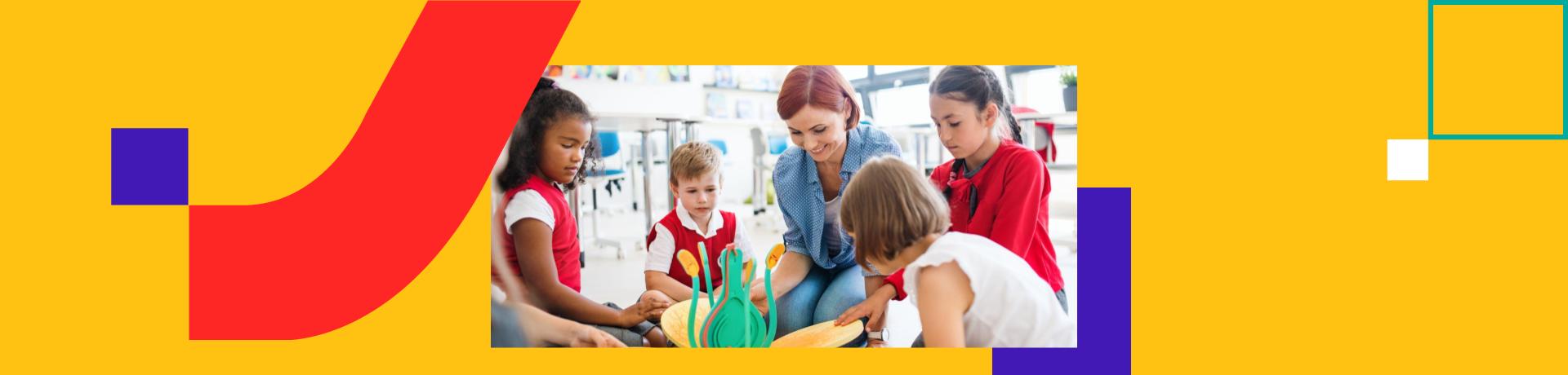 Professora e alunos usando recursos didáticos impressos e digitais em uma aula de inglês de escola parceira do Edify